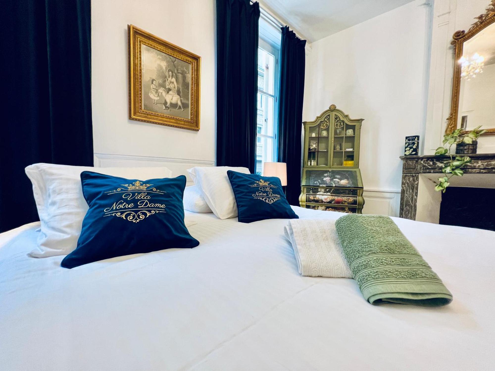 La Suite De Notre Dame Au Pied Du Chateau Fort Sedan Bagian luar foto